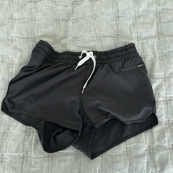 Vuori Clementine Shorts Lot x2 - Small - Black and Pistachio Green - Picture 7 of 10